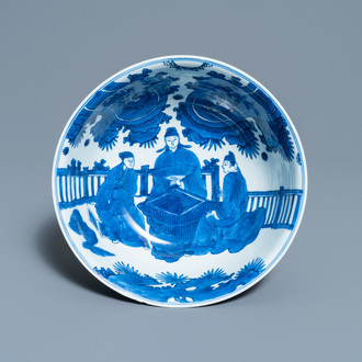 Un bol en porcelaine de Chine en bleu et blanc à décor de joueurs de go, marque de Chenghua, Kangxi