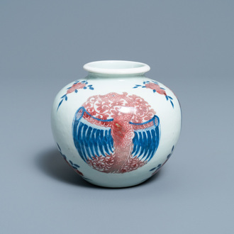 Een Chinese blauw-witte en koperrode 'feniksen' waterpot, Kangxi merk, 19e eeuw