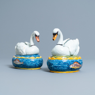 Une paire de beurriers couverts en forme de cygne en faïence polychrome de Delft, 18ème