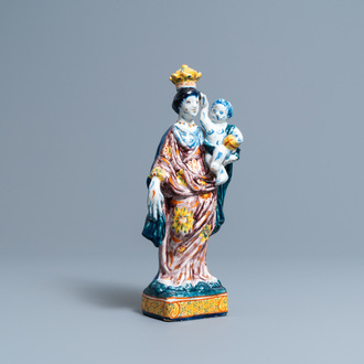 Een polychrome Delftse figuur van de madonna met kind, 18e eeuw