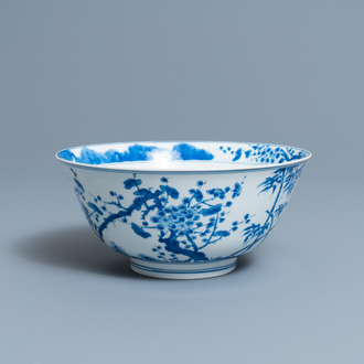 Un bol en porcelaine de Chine en bleu et blanc à décor 'Les trois amis de l'hiver', marque et époque de Kangxi