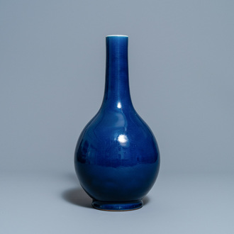 Un vase de forme bouteille en porcelaine de Chine bleu monochrome, marque et époque de Qianlong