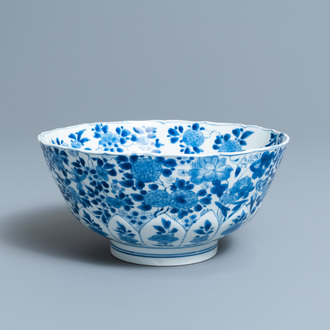 Een Chinese blauw-witte kom met floraal decor, Kangxi merk en periode