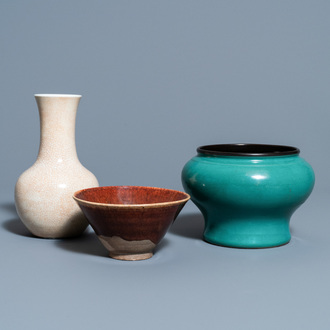 Een flesvormige Chinese craquelé vaas, een turquoise vaas en een bruin-geglazuurde kom, Qing