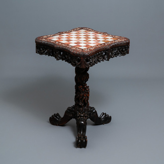 Une table en bois sculpté au plateau échiquier en marbre, Chine, 19ème