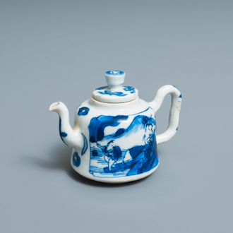 Une théière miniature en porcelaine de Chine en bleu et blanc, Kangxi