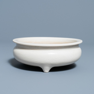 Un brûle-parfum tripod en porcelaine blanc de Chine de Dehua à décor incisé, Kangxi