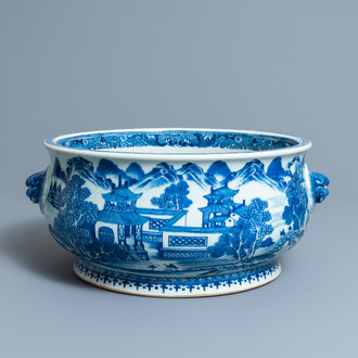 Un grand brûle-parfum en porcelaine de Chine en bleu et blanc, Qianlong