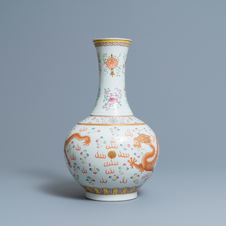 Un vase de forme bouteille en porcelaine de Chine famille rose à décor de dragons, marque de Guangxu, 19/20ème