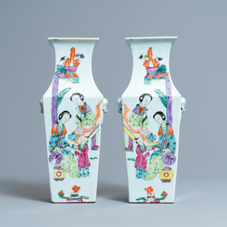 Une paire de vases de forme carrée en porcelaine de Chine famille rose, 19/20ème