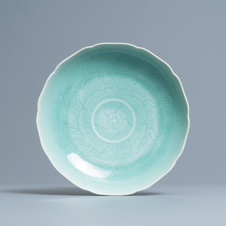 Un plat 'lotus' en porcelaine de Chine céladon monochrome, Qianlong