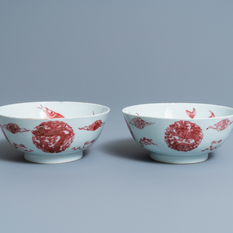 Une paire de bols en porcelaine de Chine en rouge de cuivre à décor de carpes et de dragons, Kangxi/Qianlong