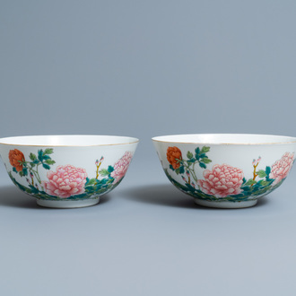 Une paire de bols en porcelaine de Chine famille rose à décor de pivoines, marque et époque de Guangxu