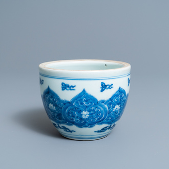 Une petite jardinière en porcelaine de Chine en bleu et blanc, Kangxi