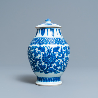 Un pot couvert en porcelaine de Chine en bleu et blanc à décor de rinceaux de lotus, époque Transition