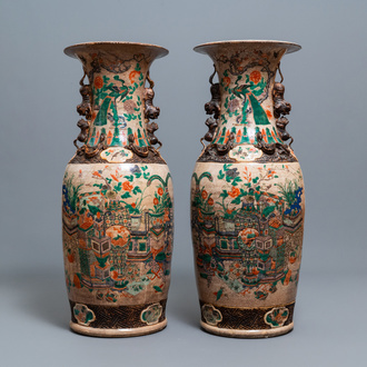 Une paire de très grands vases en porcelaine de Chine famille verte dite 'de Nankin', 19ème