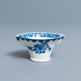 Une coupe libatoire en porcelaine de Chine en bleu et blanc, Qianlong