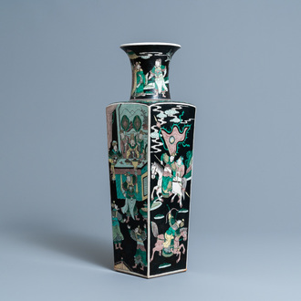 Un vase de forme carrée en porcelaine de Chine famille noire, marque de Kangxi, 19ème