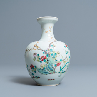 Un vase en porcelaine de Chine famille rose à décor floral, 19/20ème