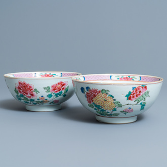 A pair of Chinese famille rose bowls with floral design, Yongzheng