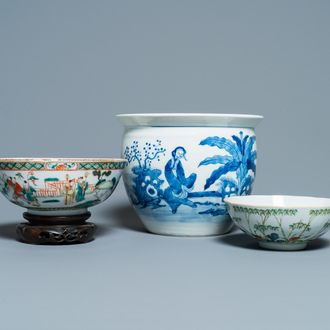 Une jardinière en porcelaine de Chine en bleu et blanc et deux bols en famille verte, 19/20ème
