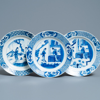 Trois assiettes en porcelaine de Chine bleu et blanc à décor de 'Longues Dames', marques de Jiajing et Xuande, Kangxi
