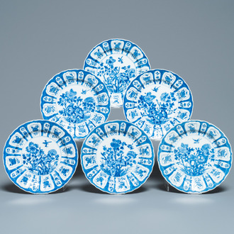Six assiettes en porcelaine de Chine en bleu et blanc à décor floral, marque de Chenghua, Kangxi