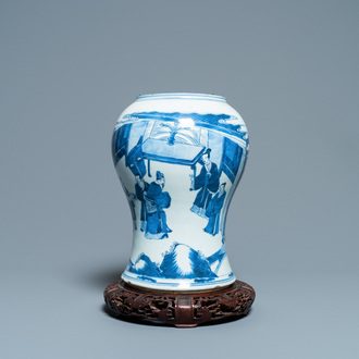 Un vase en porcelaine de Chine en bleu et blanc à décor figuratif, Kangxi