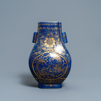 Un vase de forme fanghu en porcelaine de Chine bleu monochrome à décor doré de dragons et phénix, marque et époque de Guangxu