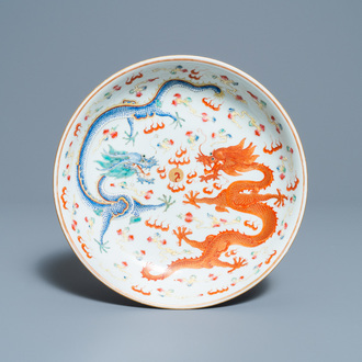 Un plat en porcelaine de Chine famille rose à décor de dragons, marque et époque de Guangxu
