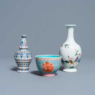 Un vase en porcelaine de Chine famille rose, un bol aux dragons et un vase wucai, République