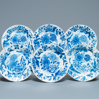 SIx assiettes en porcelaine de Chine en bleu et blanc à décor floral, Kangxi
