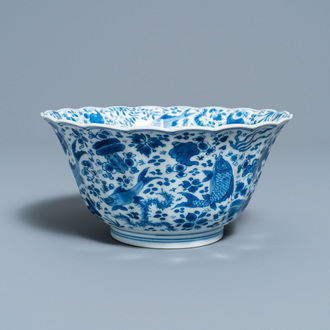 Un bol lobé en porcelaine de Chine en bleu et blanc à décor de carpes et d'un crabe, Kangxi