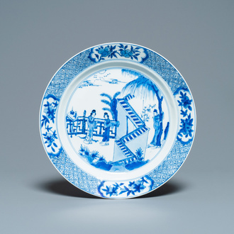 Un plat en porcelaine de Chine en bleu et blanc à décor d'une scène du 'Xi Xiang Ji', marque et époque de Kangxi