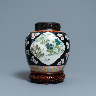 Een Chinese famille rose pot met zwarte fondkleur, 19e eeuw
