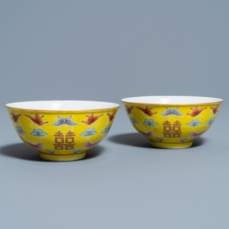 Une paire de bols aux papillons en porcelaine de Chine famille rose à fond jaune, marque de Tongzhi, 20ème
