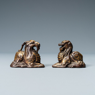 Deux poids de rouleaux en bronze doré et laqué en forme d'animaux mythiques, Chine, Ming