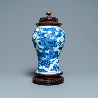 Un vase en porcelaine de Chine en bleu et blanc à décor de dragons, Kangxi