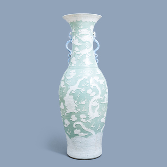 Een uitzonderlijk grote Chinese vaas met opgelegde draken op celadon fondkleur, 19e eeuw