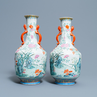 Une paire de vases en porcelaine de Chine famille rose, marque de Jiaqing, 19ème