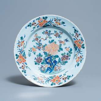 Een polychrome Delftse schotel met fijn floraal decor, 18e eeuw