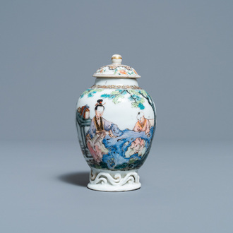 Une boîte à thé couverte en porcelaine de Chine famille rose, Yongzheng
