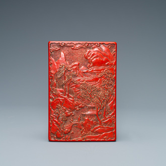 Een Chinese rechthoekige dekseldoos in rood lakwerk, 19/20e eeuw