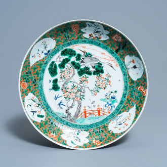 Un plat en porcelaine de Chine famille verte à décor de grues, Kangxi