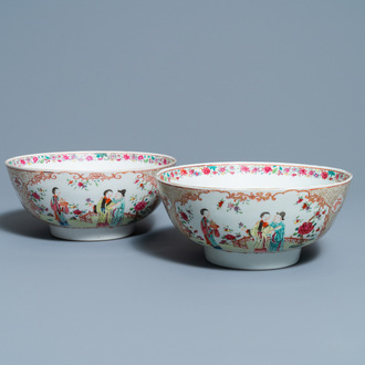 Une paire de bols en porcelaine de Chine famille rose à décor mandarin, Qianlong
