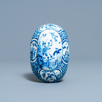 Een geribde blauw-witte Delftse borstelrug met chinoiserie decor, 18e eeuw