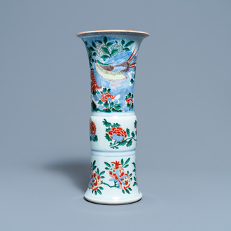 Un vase en porcelaine de Chine wucai à décor d'un faisan, époque Transition