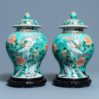 Une paire de vases couverts en porcelaine de Chine famille verte à fond turquoise, 19ème