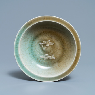 Een Chinese celadon schotel met twee vissen, Song/Yuan