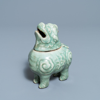 Un brûle-parfum en forme de luduan en porcelaine de Chine céladon de Longquan monochrome, Ming